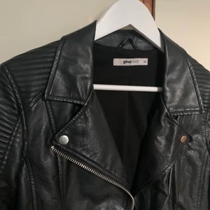 Skinnjacka gina tricot - Svart skinnjacka i en kortare biker-modell från Gina tricot. Den är fodrad och i fint begagnat skick. 150kr + frakt