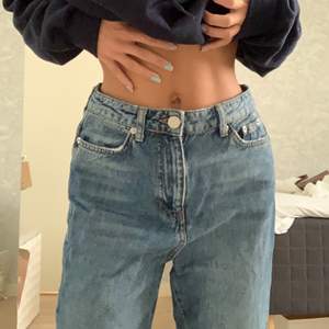 Blå mom jeans men skulle mer säga boyfriend jeans! Superfina från Gina Tricot! Finns fler bilder det är bara att fråga!