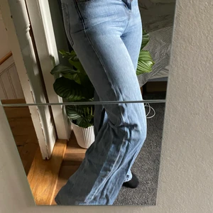 Jeans - Vida jeans från Weekday, lite trasiga vid hälarna 