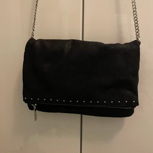 Väska - Säljer min superfina väldigt rymliga väska från Pull & Bear. Den liknar väskorna från Zadig & Voltaire med facken, ett med dragkedja i locket och ett vanligt fack utan dragkedja. Knappt använd så i väldigt fint skick. Längd: 22cm, höjd: 16cm. Vid flera intresserade startas budgivning.