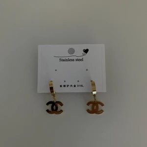 Örhängen  - Chanel fake örhängen, 100kr 🤍
