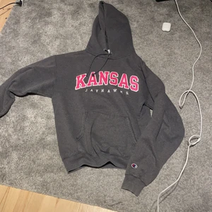 Hoodie - Säljer min skit snygga vintage hoodie från beyond retro. Stolek M. Sitter perfekt lite oversized!