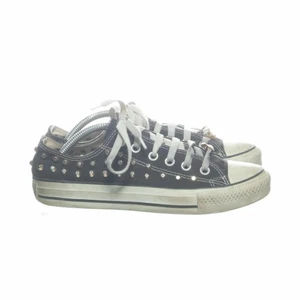 Svarta Converse - Säljer dessa svarta låga converse med nitar. Perfekta nu när det börjar bli höst!🤌 Använda men ändå i gott skick. I storlek 38 och säljes för 250kr💗 (tvättas såklart innan de skickas)