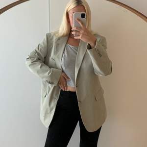 så sjukt snygg oversized blazer i ljus mintgrön🥺  säljer den bara för att den aldrig blivit använd 