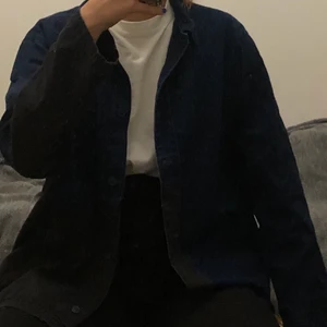 Oversized skjorta  - Snygg skjorta från Monki💐 Säljer då den inte har kommit till användning på ett tag✨ Har använts sparsamt! Passar bra både uppknäppt som knäppt🌈 Buda/pruta/ställ frågor i kommentarerna🌟