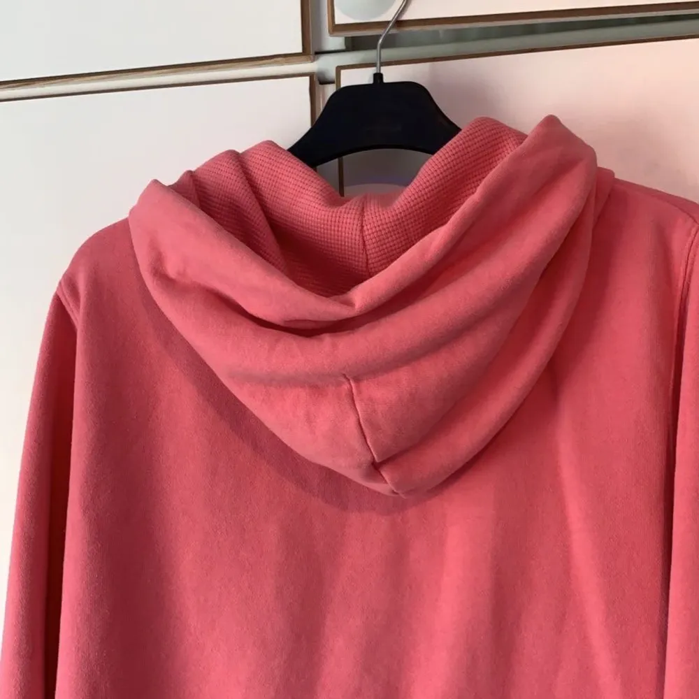 Säljer min rosa lexington zip up i strl M. Den är väldigt sparsamt använd då jag inte använder zip ups så mycket längre. Skick 4/5. Inga fläckar, svettfläckar eller hål!  Pris kan diskuteras. Hoodies.