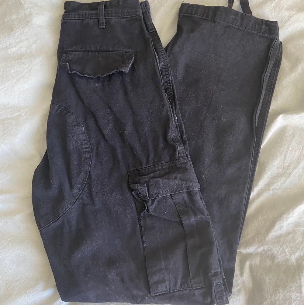 Brandy Melville Worker pants som inte säljs längre, frakt ingår🧡 Skriv för fler bilder! Jag är 164 cm och de är minimalt för långa på mig/passar . Jeans & Byxor.