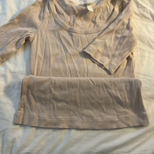 Topp - Rensar ut och vill bli av med allt! Kika gärna in fler toppar och grejer. Vid köp av fler saker blir priset billigare! 