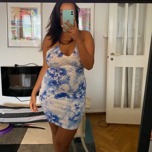 Mönstrad kortklänning  - Blå och vit mönstrad kortklänning med fina ryggdetaljer❤️ Perfekt skick! Helt oanvänd! 