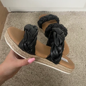 Steve Maden skor - Hjälper mamma att sälja hennes Steve maden skor, använda max 3 ggr! Säljes pga att hon har lite för breda fötter för denna modell. Perfekta fina sommarskor! Köptes för 1000kr men säljs för 300kr, kan tänkas dra ner på priset om så önskas! Köpare står för frakt