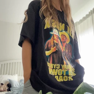 Oversized t-shirt - Oversized t-shirt med lil nas x på💗 endast använd 2-3 gånger! Skicka privat vid frågor eller intresse <333