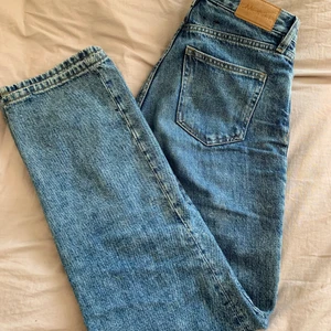Jeans - Säljer mina blåa vanliga raka jeans från monki som är super snygga! Passar till allt, skicka vid intresse💙💙💙