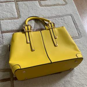 Ganska stor gul handväska. Har aldrig använts. Väldigt bra skick. 