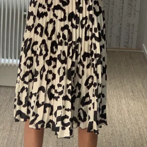 Leopard kjol  - Säljer den mycket fina kjol som jag tyvärr aldrig använder. Köparen står för frakten 