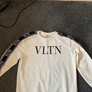 VLTN tröja i storlek M - Valentino tröja i storlek M, passar perfekt nu till hösten. Fint skick.
