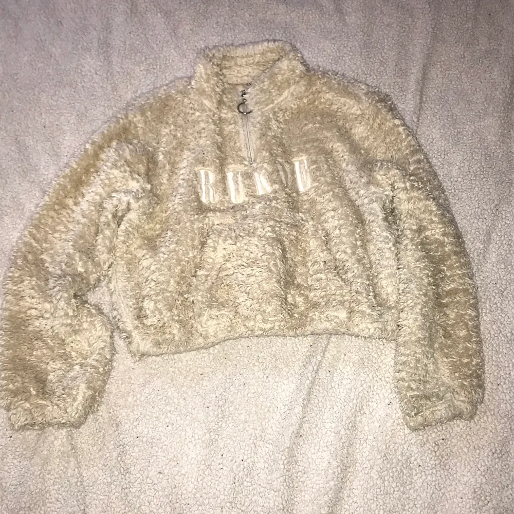 Fluffig tröga från Rükie. Säljer den för jag inte använder den längre. Neuletakit & Villapaidat.