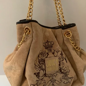 Äkta Juicy Couture väska - Så fin Juicy Couture väska, stor och rymlig. Den är rätt gammal så den har sina slitningar på banden o några fläckar som knappt syns.