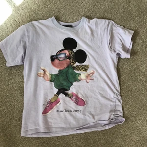 Walt Disney company tröja  - Jätte fin tröja som tyvärr inte kommer till användning längre. Vilket är väldigt synd eftersom den är så fin! Strl. S (även större kan nog ha beroende på hur man vill att den ska sitta)