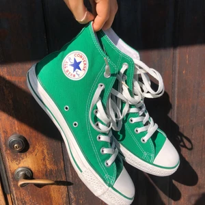 Gröna converse - Ljusa vibrant gröna converse! Mycket sparsamt använda! - storlek 41,5 - Fri frakt - inköpspris 750, du sparar 300kr ✨