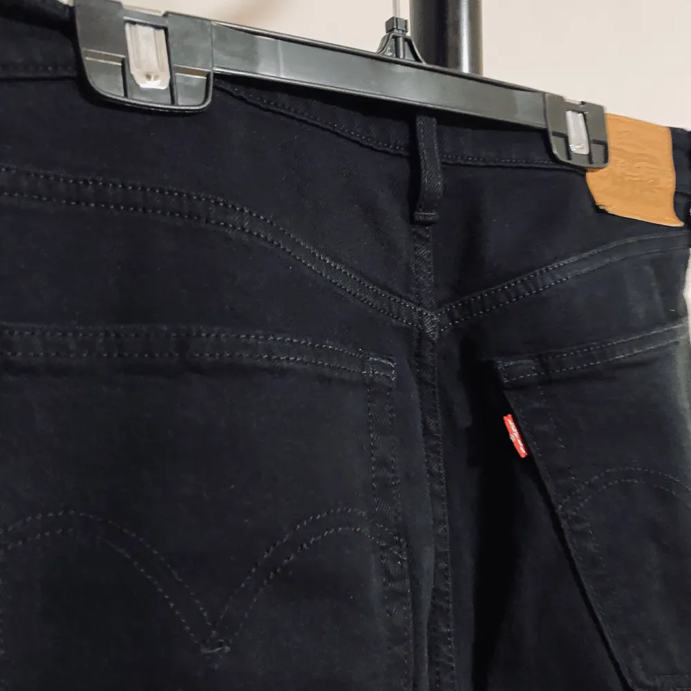 Superfina Levi’s jeans, modell “70s high slim straight trainwr”. Använt dem Max 3 gånger och därav säjer jag. Skriv vid frågor, även kan priset ändras vid snabb affär. . Jeans & Byxor.