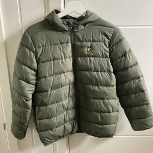 Jacka  - Snygg Lyle & scott-jacka, perfekt till hösten🖤   Använd fåtal gånger, bra pris, passa på!!