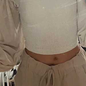 Vit topp - Vit bikbok topp, säljs för litet pris för legat i min garderob i 1 år ungefär, annars jättegullig, tvättas innan köp