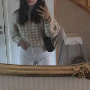 stickad tröja - säljer denna stickade tröjan ifrån h&m. Inte min stil längre så därför säljer jag den. Säljer för 50kr + frakt som är 66kr
