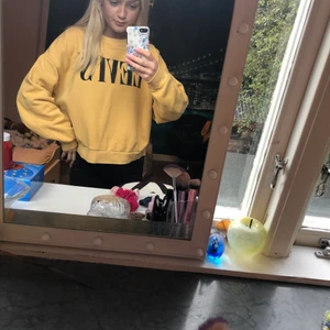 sweatshirt  - Oversized gul sweatshirt från Levi’s. Använd max 3 gånger. 