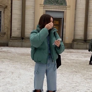 Vinterjacka - Säljer denna sjuktfina vinterjackan som endast kommit till användning 1-3 gånger💗Den är från Weekday och är väldigt skön och varm💗 Nypris: 800kr