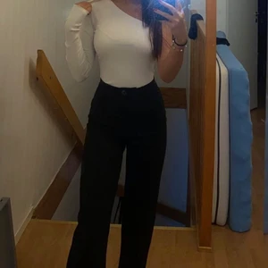 svarta byxor - svarta byxor från nakd som aldrig kommer till användning längre. Har använt ca 3 gånger, skulle säga att byxorna passar någon som är mellan 150-160 cm. Säljer för 100kr + frakt som är 45