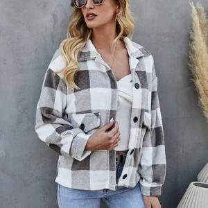 Superfin rutig ”jacka” från shein  - Säljer denna ”jackan” superskönt material! Perfekt nu till hösten! Som en filt både på insidan och utsidan 🤍 nypris är 170 kr och jag har endast testat den 😊