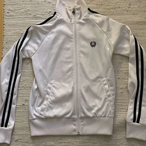 Fred Perry kofta - Assnygg Fred Perry kofta bara använd få tal gånger och är i perfekt skick! Passar S/M women❤️ köpare står för frakt.