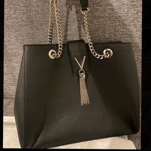 Valentino väska  - En svarta valentino väska i bra skick. Den har några tecken på att den är använd på kanterna som syns på bild 3. Annars är den felfri! 💕 Kan även frakta. 