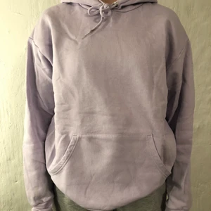Hoddie  - Lila hoddie från Monki, storlek M. Tröjan är använd fåtalet gånger så väldigt fint skick💗                                                       Köparen står för frakten 