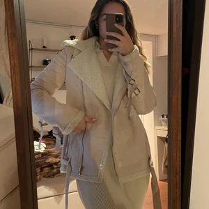 Oversized jacka - Säljer denna biege/vita oversized vinterjacka. Stl S men som sagt oversized. Möts upp i Lund eller fraktas spårbart 🍊