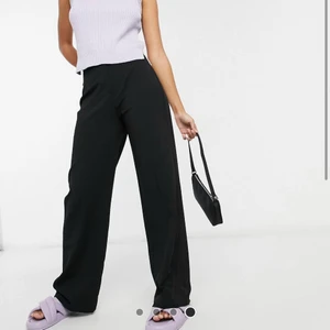 Bershka - kostymbyxor  - Säljer mina helt oanvända kostymbyxor från Bershka i storlek 36 på grund av att dem är för små. Lappen är borttagen men aldrig använda! 100kr + frakt 🖤