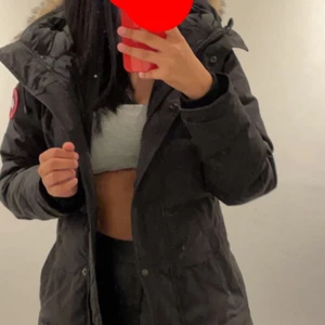 Canada goose - Canada Goose Shelburne Parka, endast använd vintern 2020. Den är i storlek S och har inte en enda repa på sig. Jag vill sälja den eftersom att den inte passar mig längre. Den är köpt för 11.000 men jag säljer den för 5500 vid snabbaffär säljs den för 5000