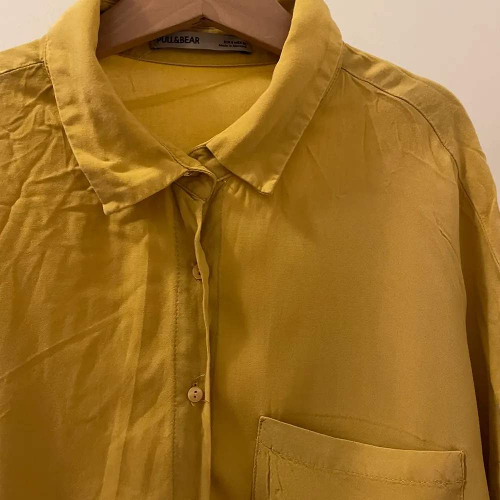 En söt, gul, kort skjorta! I storlek S. Säljer för att den inte kommit till användning💛. Skjortor.