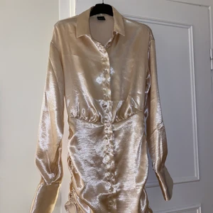 Klänning - Supersnygg klänning med jättefin passform. Sitter som en smäck på med band på sidorna man kan spänna in så att klänningen kan bli både kortare och längre. PERFEKT till nyår😍aldrig använd!!