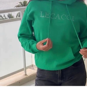 Lecacci - Nsäljer nu denna snygga Hoodien då jag inte tyckte jag passade i grön! Använd 3 gånger och är i jättebra skick. Nypris 700!❤️kan tänka mig att gå ner lite i pris vid snabbt köp! (SLUTSÅLD på hemsidan)