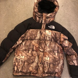 The northface jacka  - The northface Himalaya goose down jacket 550 Storlek M använd endast 2 gånger. Den är så gott som ny! Perfekt för vinter. Den är slutsålda