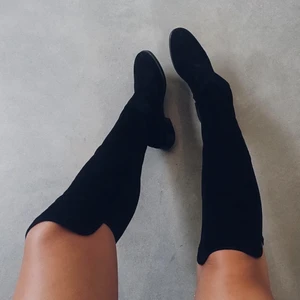 Over knee boozt KMB  - Over knee boots från KMB i mocka. Framsidan är i mocka och baksidan i något syntetiskt material. Supersköna skor att ha på sig och sitter som en smäck 😍 Dom är i bra skick då dom inte är använda speciellt många gånger. 