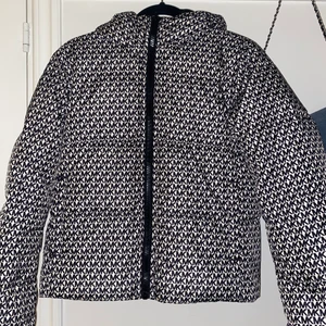 Michael Kors vinterjacka  - Säljer min MK jacka då jag inte får så mycket användning av den tyvärr. Jackan går även att vända ut och in så att den blir helt svart. Använd Max 3-4 gånger så den är i superbra skick! köp direkt för 1300 