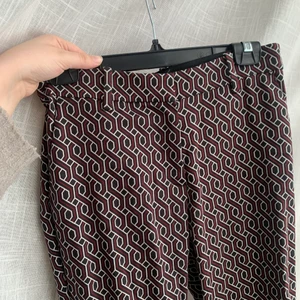 Mönstrade kostymbyxor - Mönstrade kotymbyxor från H&M tillsammans med GP & J Baker. Storlek 38. Helt nyskick. Finns i Mölndal/Göteborg eller skickas med Postnord, köparen står för frakten.