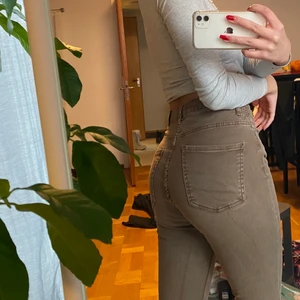bruna flarejeans från Bershka - storlek 36, använda en gång! säljer dessa då de har blivit stora för mig. färgen syns bättre på sista bilden 💕 tveka inte på att skriva till mig vid frågor eller fler bilder!