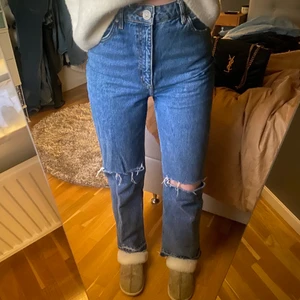 Sandro jeans - Jeans från Sandro Paris, bra skick. Köpta på Sandros butik på NK för ca 2300. Storlek 38 men en som har 36 kan också ha dem 🤩🤩
