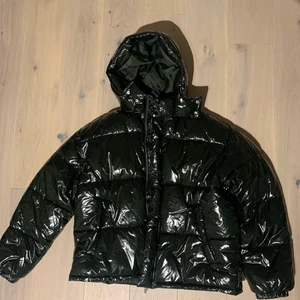 Weekday ”Monroe” Jacket - Säljer nu min Monroe jacka från weekday som är slutsåld.   Jackan är använd ett fåtal gånger.  Fler bilder kan fås om det önskas.