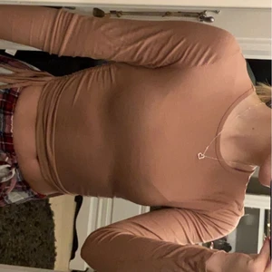 tröja med knytning - Måste tyvärr sälja denna eftersom att jag aldrig använder den. Använd 2 gånger kanske så den har inga slitningar eller något. Skriv om du vill ha fler bilder eller om du har någon fråga! Vill helst mötas upp i Linköping men går inte det står köparen för frakt :)