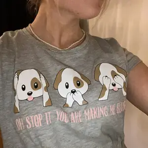  En grå t-shirt med tryck av tre söta hundar 🐶. Går att ha helt rak men valde att vika upp den på bilderna. Om du har några frågor är det bara att höra av dig 🌸🌸