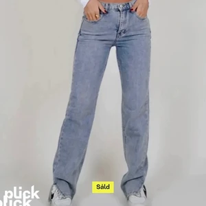 Jeans - Köpta här på Plick och säljer vidare då jag tyckte dom var lite korta på mig (lånad bild) Skriv om ni vill ha mer bilder eller några frågor💕